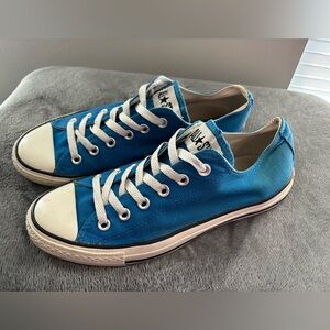 Blue low top converse